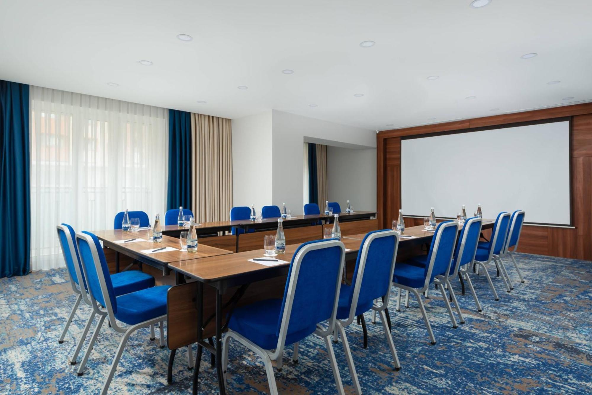 Courtyard By Marriott Tashkent Hotel Bagian luar foto