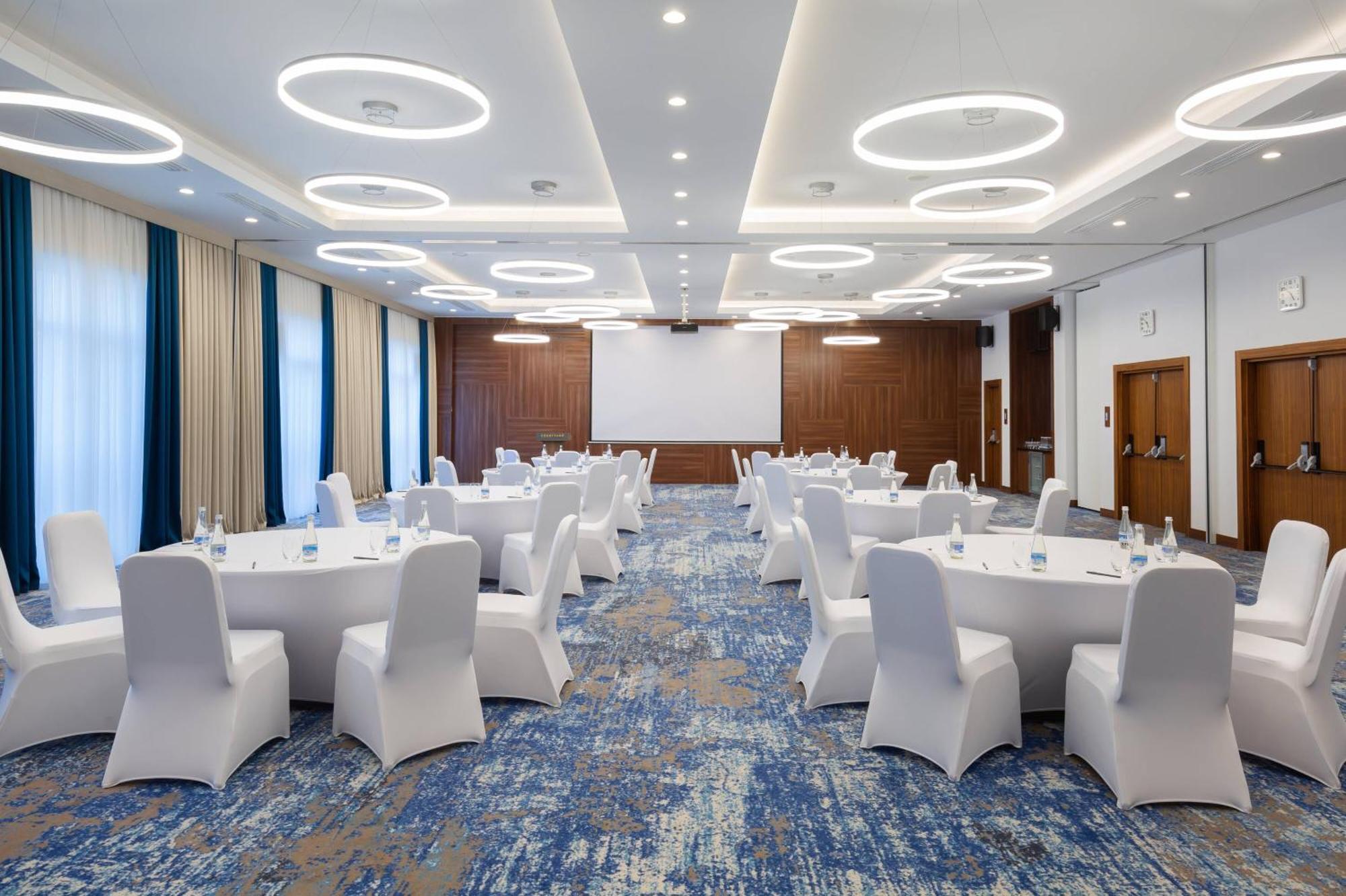 Courtyard By Marriott Tashkent Hotel Bagian luar foto