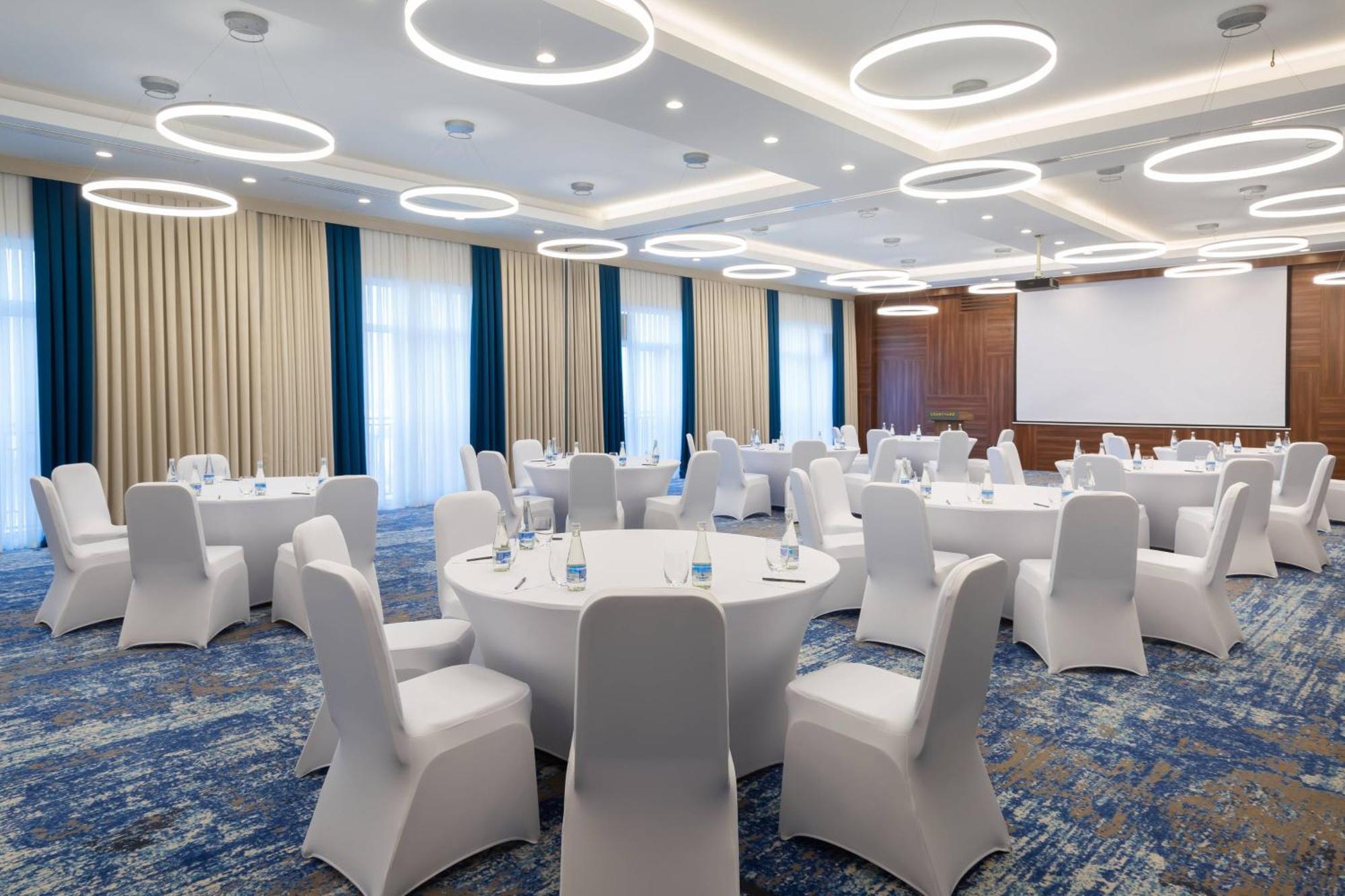 Courtyard By Marriott Tashkent Hotel Bagian luar foto
