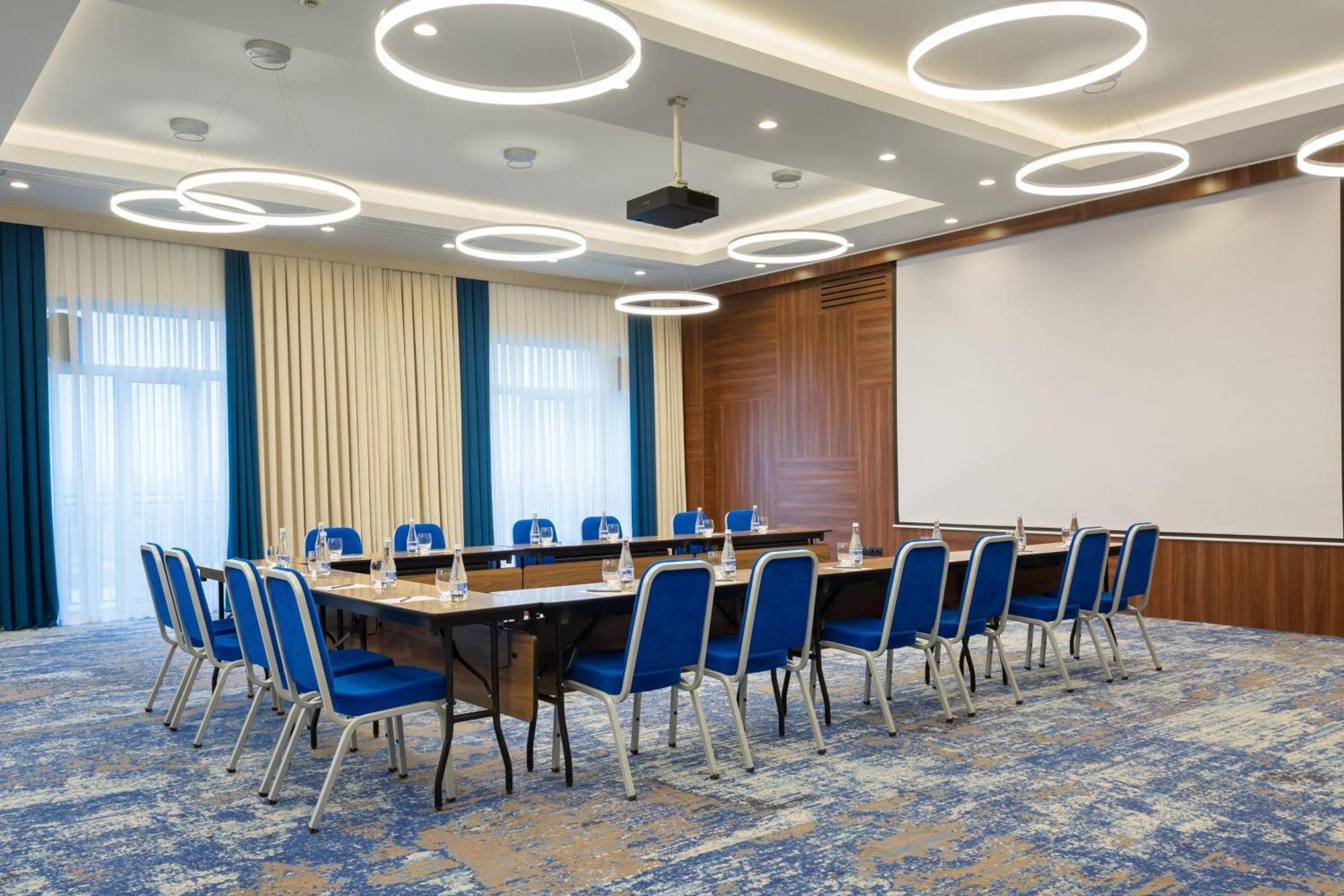 Courtyard By Marriott Tashkent Hotel Bagian luar foto