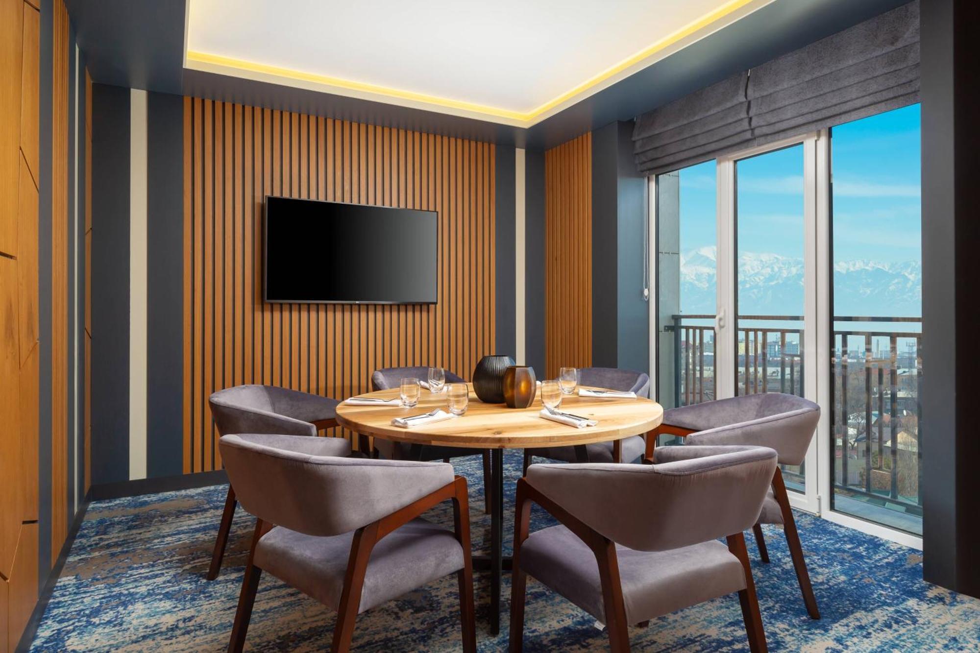 Courtyard By Marriott Tashkent Hotel Bagian luar foto