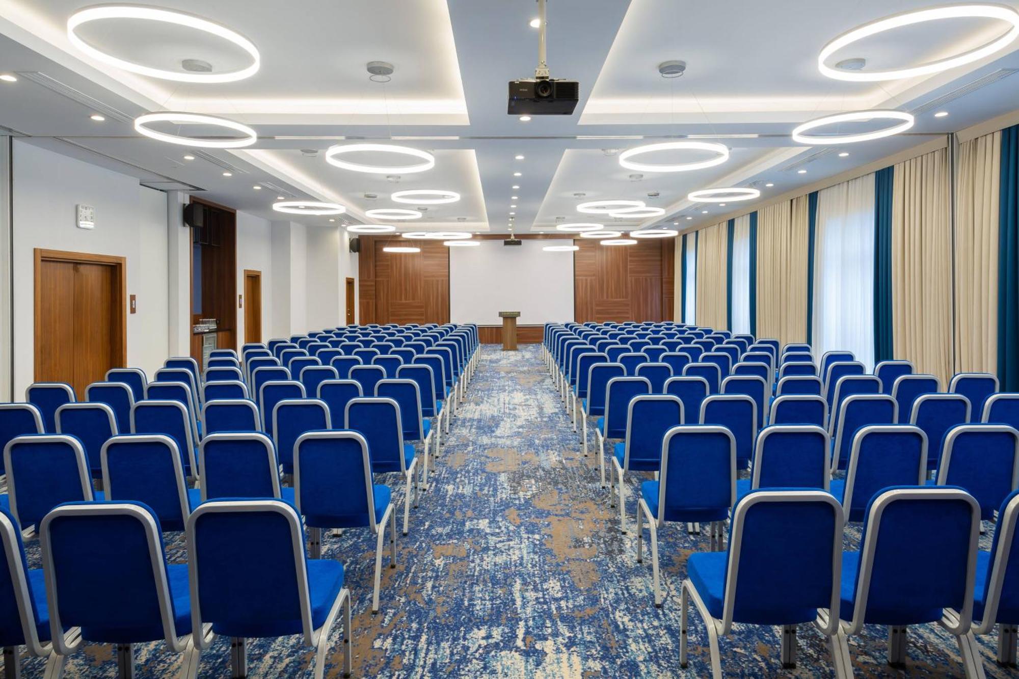 Courtyard By Marriott Tashkent Hotel Bagian luar foto