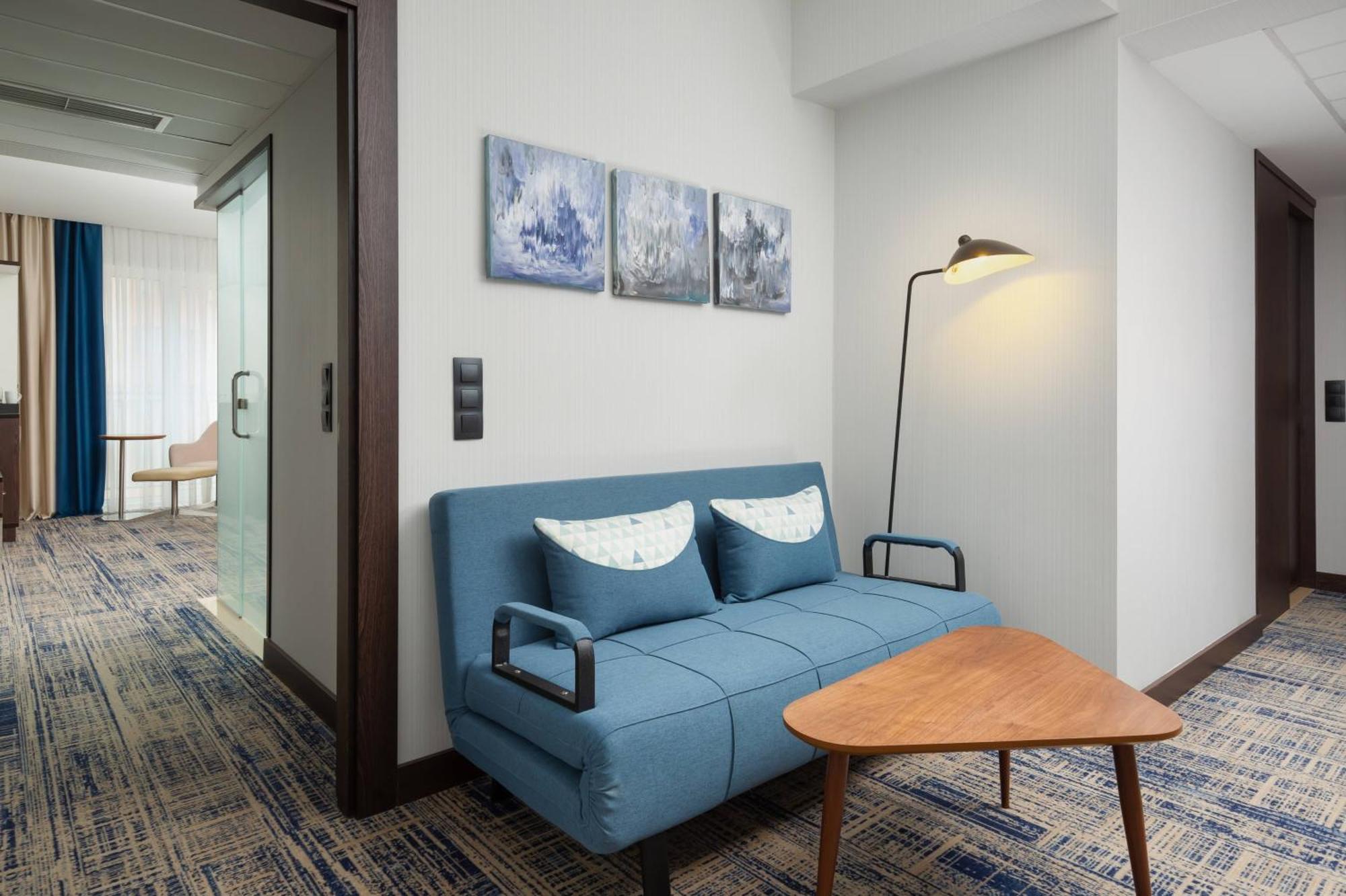 Courtyard By Marriott Tashkent Hotel Bagian luar foto