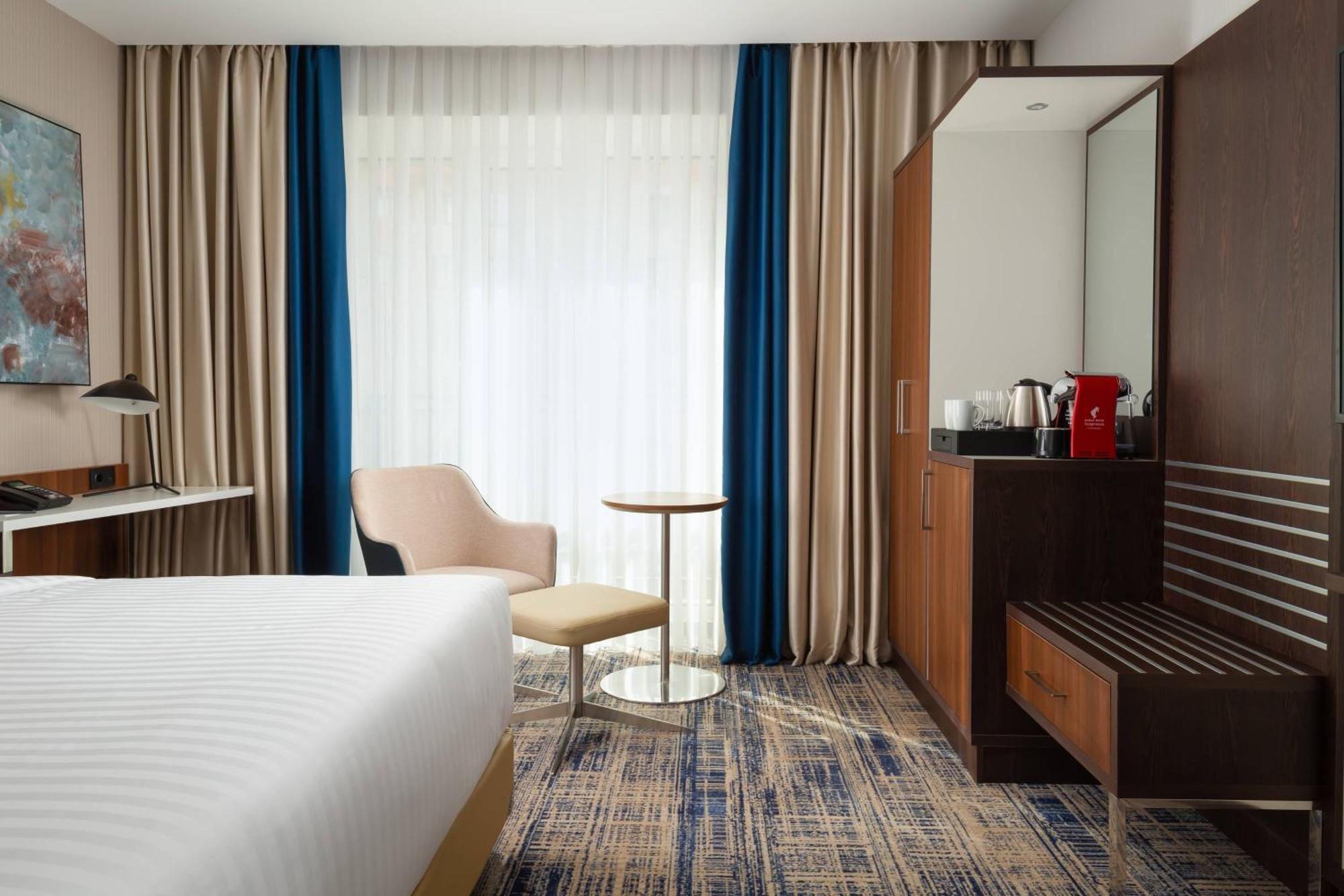 Courtyard By Marriott Tashkent Hotel Bagian luar foto